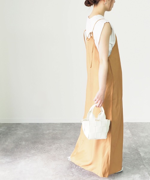 Riberry（リベリー）の「オーロラサテンキャミワンピース（ワンピース・レディース・ブラック/ゴールド/グレイッシュベージュ・MEDIUM）」の18枚目の写真