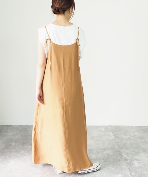 Riberry（リベリー）の「オーロラサテンキャミワンピース（ワンピース・レディース・ブラック/ゴールド/グレイッシュベージュ・MEDIUM）」の17枚目の写真