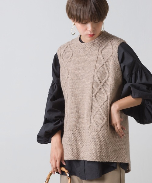 OMNES（オムネス）の「シェットランドウール ケーブル編後スリットベスト（ベスト・レディース・グレー/ベージュ/アイボリー/ブラウン/ライトグレー・FREE）」の5枚目の写真