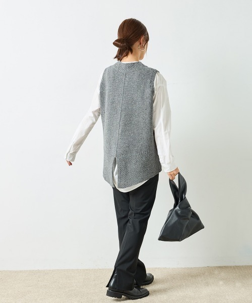 OMNES（オムネス）の「シェットランドウール ケーブル編後スリットベスト（ベスト・レディース・グレー/ベージュ/アイボリー/ブラウン/ライトグレー・FREE）」の18枚目の写真