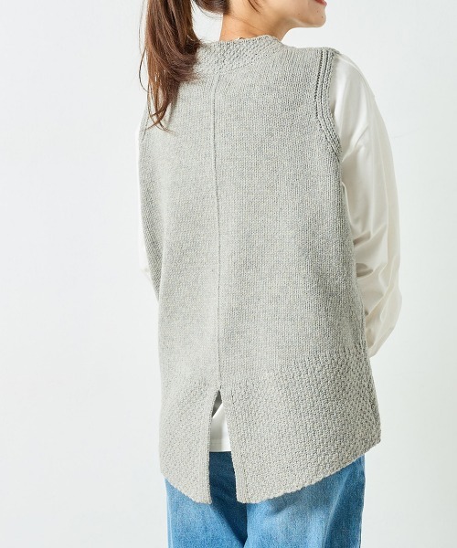 OMNES（オムネス）の「シェットランドウール ケーブル編後スリットベスト（ベスト・レディース・グレー/ベージュ/アイボリー/ブラウン/ライトグレー・FREE）」の13枚目の写真