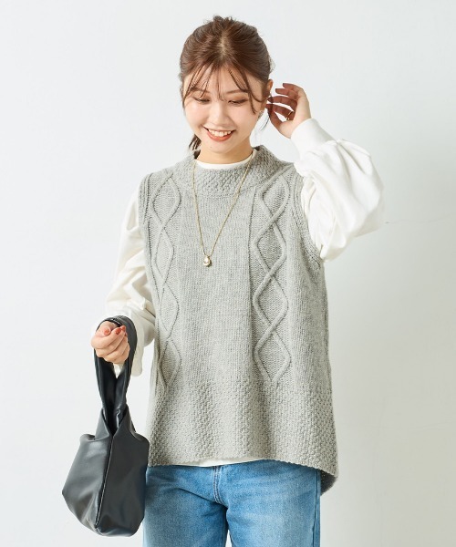 OMNES（オムネス）の「シェットランドウール ケーブル編後スリットベスト（ベスト・レディース・グレー/ベージュ/アイボリー/ブラウン/ライトグレー・FREE）」の15枚目の写真