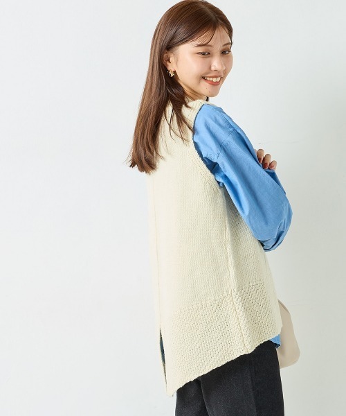 OMNES（オムネス）の「シェットランドウール ケーブル編後スリットベスト（ベスト・レディース・グレー/ベージュ/アイボリー/ブラウン/ライトグレー・FREE）」の7枚目の写真