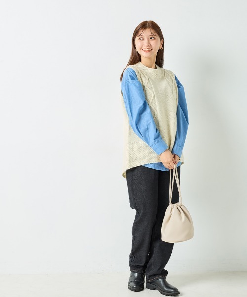 OMNES（オムネス）の「シェットランドウール ケーブル編後スリットベスト（ベスト・レディース・グレー/ベージュ/アイボリー/ブラウン/ライトグレー・FREE）」の9枚目の写真