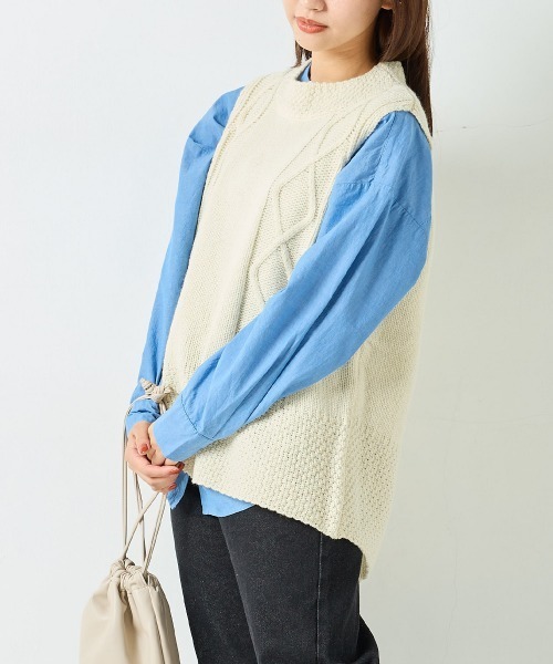 OMNES（オムネス）の「シェットランドウール ケーブル編後スリットベスト（ベスト・レディース・グレー/ベージュ/アイボリー/ブラウン/ライトグレー・FREE）」の10枚目の写真