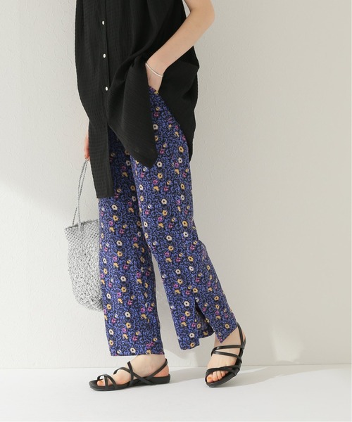 JOURNAL STANDARD relume(ジャーナルスタンダード レリューム)の「ブラックフラワープリント スリットパンツ(その他パンツ・レディース・ブルー系その他/グリーン・38/36)」の2枚目の写真