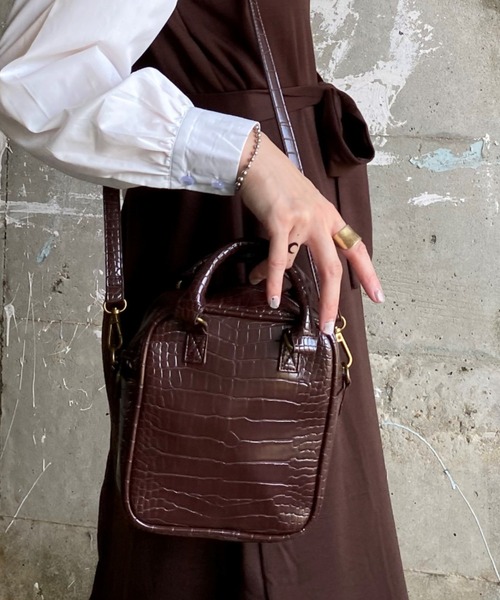 deux amour(ドゥーザムール)の「スクエアショルダーバック(ショルダーバッグ・レディース・ブラック/グレー/ブラウン・FREE)」の1枚目の写真