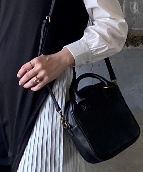 deux amour(ドゥーザムール)の「スクエアショルダーバック(ショルダーバッグ・レディース・ブラック/グレー/ブラウン・FREE)」の2枚目の写真