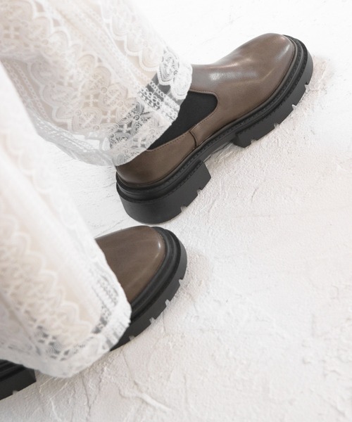 SOROTTO（ソロット）の「厚底 トラックソール チェルシーブーツ（ブーツ・レディース・ブラック/アイボリー/ブラウン・S/M/L/LL/3L）」の2枚目の写真