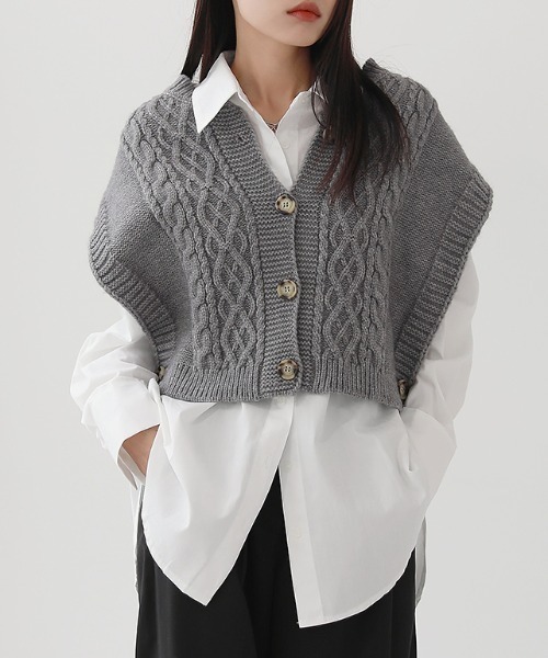 by muni:r（バイ ムニール）の「オーバーフィット ニット ボタン ベスト（ベスト・レディース・ブラック/グレー/ベージュ・FREE）」の3枚目の写真