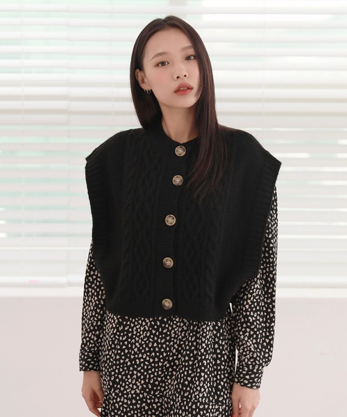 by muni:r（バイ ムニール）の「オーバーフィット ニット ボタン ベスト（ベスト・レディース・ブラック/グレー/ベージュ・FREE）」の2枚目の写真