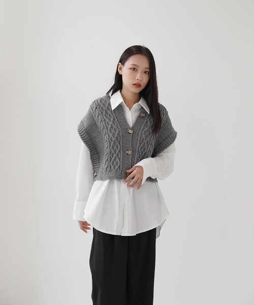 by muni:r（バイ ムニール）の「オーバーフィット ニット ボタン ベスト（ベスト・レディース・ブラック/グレー/ベージュ・FREE）」の20枚目の写真