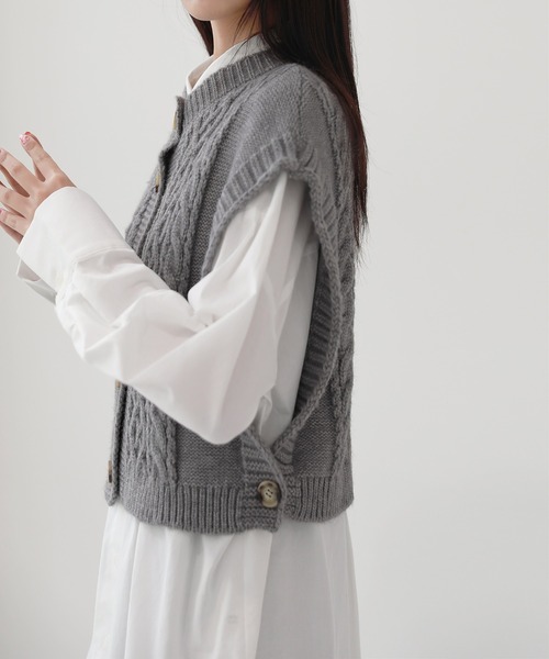 by muni:r（バイ ムニール）の「オーバーフィット ニット ボタン ベスト（ベスト・レディース・ブラック/グレー/ベージュ・FREE）」の21枚目の写真