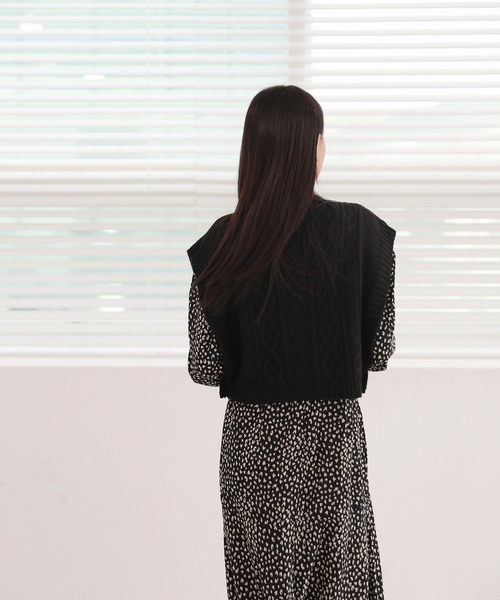 by muni:r（バイ ムニール）の「オーバーフィット ニット ボタン ベスト（ベスト・レディース・ブラック/グレー/ベージュ・FREE）」の7枚目の写真