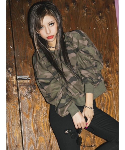 EGOIST(エゴイスト)の「バックツイストスウェットトップス(スウェット・レディース・ブラック/オレンジ/マルチ・FREE)」の3枚目の写真