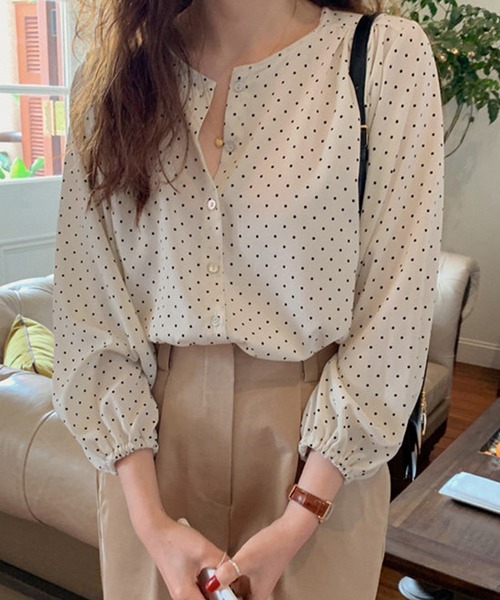 DAY CLOSET（デイ クローゼット）の「レディース 小粒ドットとパールシャル風ボタンのブラウス（シャツ/ブラウス・レディース・ブラック/アイボリー・ONE SIZE）」の3枚目の写真