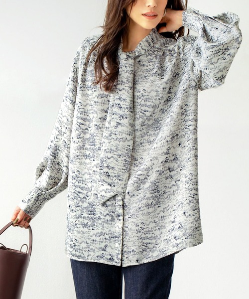 STYLE DELI(スタイルデリ)の「【LUXE】イメージ柄プリントボウタイブラウス(シャツ/ブラウス・レディース・オフホワイト・FREE)」の1枚目の写真