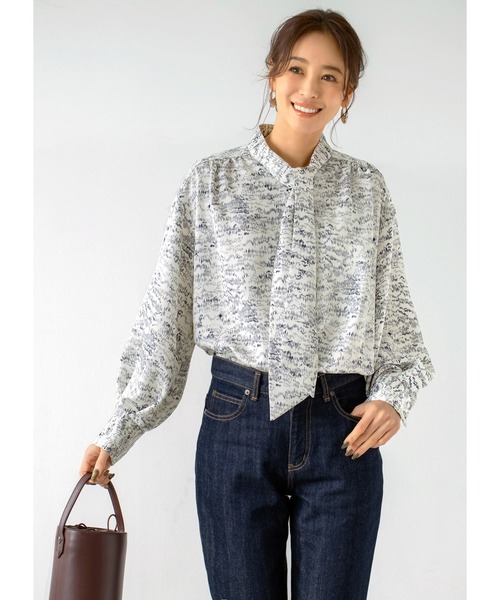 STYLE DELI(スタイルデリ)の「【LUXE】イメージ柄プリントボウタイブラウス(シャツ/ブラウス・レディース・オフホワイト・FREE)」の2枚目の写真