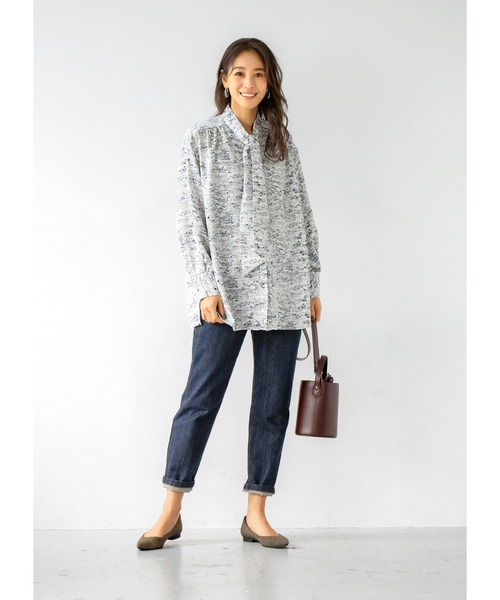 STYLE DELI(スタイルデリ)の「【LUXE】イメージ柄プリントボウタイブラウス(シャツ/ブラウス・レディース・オフホワイト・FREE)」の4枚目の写真