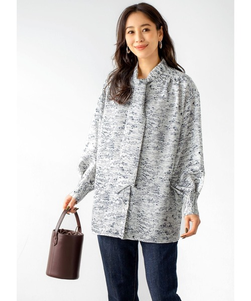 STYLE DELI(スタイルデリ)の「【LUXE】イメージ柄プリントボウタイブラウス(シャツ/ブラウス・レディース・オフホワイト・FREE)」の13枚目の写真