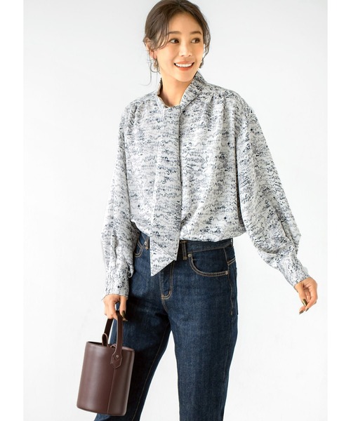 STYLE DELI(スタイルデリ)の「【LUXE】イメージ柄プリントボウタイブラウス(シャツ/ブラウス・レディース・オフホワイト・FREE)」の15枚目の写真