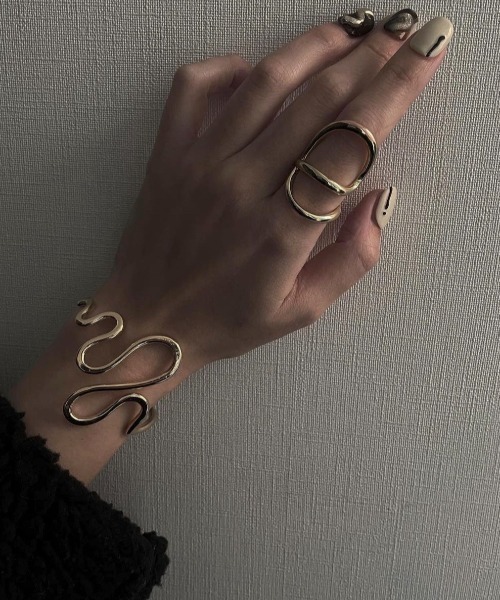 COLOR TOKYO ACCESSORIES(カラートウキョウアクセサリー)の「アートフォルムバングル(バングル/リストバンド・レディース・シルバー/ゴールド・FREE)」の2枚目の写真