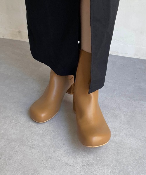 CAPRICIEUX LE'MAGE（カプリシューレマージュ）の「ラウンドトゥサイドゴアショートブーツ（ブーツ・レディース・ブラック/ベージュ/ホワイト系その他・38/37）」の3枚目の写真