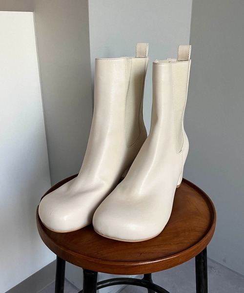 CAPRICIEUX LE'MAGE（カプリシューレマージュ）の「ラウンドトゥサイドゴアショートブーツ（ブーツ・レディース・ブラック/ベージュ/ホワイト系その他・38/37）」の4枚目の写真