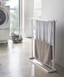 GEORGE'S（ジョージズ）の「WEB限定 tower 横から掛けられるバスタオルハンガー スリム ホワイト（バス/トイレグッズ）」