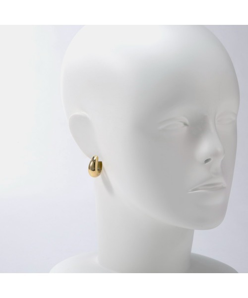 TOM WOOD(トムウッド)の「TOM WOOD ICE HOOP トムウッド アイス フープ ピアス(ピアス(両耳用)・レディース・ゴールド・MEDIUM)」の4枚目の写真