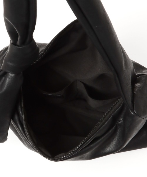 LEPSIM（レプシィム）の「フェイクレザーソフトBIGショルダー　182764（ショルダーバッグ・レディース・ブラック/アイボリー/ベージュ系その他・ONE SIZE）」の12枚目の写真