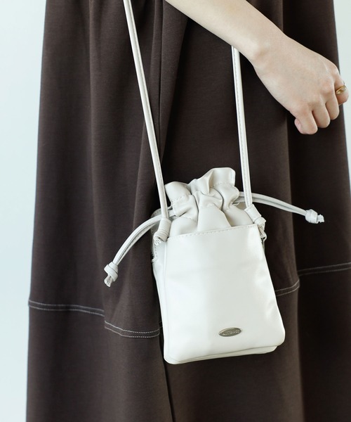 GeeRA（ジーラ）の「スマホポケット巾着ショルダー（ショルダーバッグ・レディース・グリーン/ブラック/シルバー/アイボリー・FREE）」の2枚目の写真