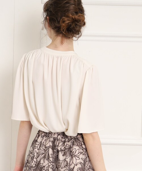 couture brooch(クチュールブローチ)の「◆【前後2WAY】ギャザーフレアー袖ブラウス(シャツ/ブラウス・レディース・ブラック/アイボリー/ホワイト系3・40/38/42)」の11枚目の写真