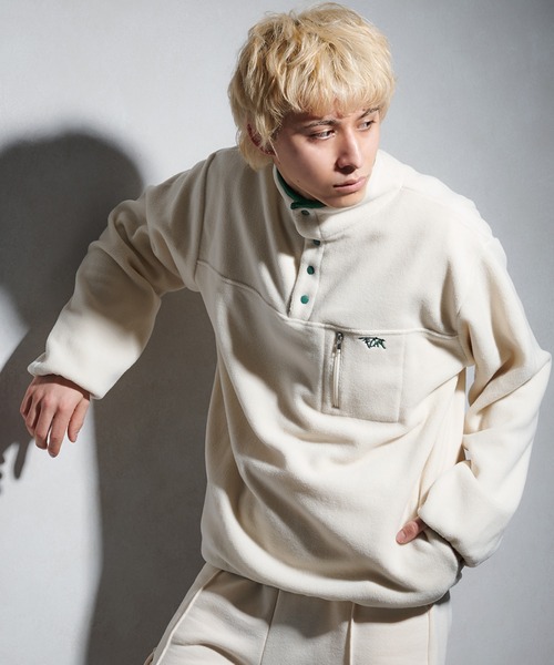 FCMM（エフシーエムエム）の「【日本限定アイテム】FLEECE PULLOVER/フリースプルオーバー（スウェット・メンズ・ベージュ/アイボリー/ライトブルー・LARGE/MEDIUM）」の2枚目の写真
