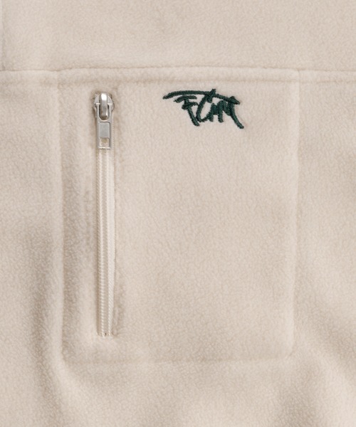 FCMM（エフシーエムエム）の「【日本限定アイテム】FLEECE PULLOVER/フリースプルオーバー（スウェット・メンズ・ベージュ/アイボリー/ライトブルー・LARGE/MEDIUM）」の8枚目の写真