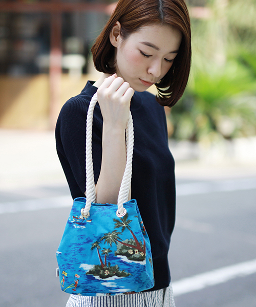 Ray BEAMS（レイビームス）の「Ray BEAMS / ハワイアン柄 ショルダーバッグ（ショルダーバッグ・レディース・オレンジ/ブルー・ONE SIZE）」の2枚目の写真