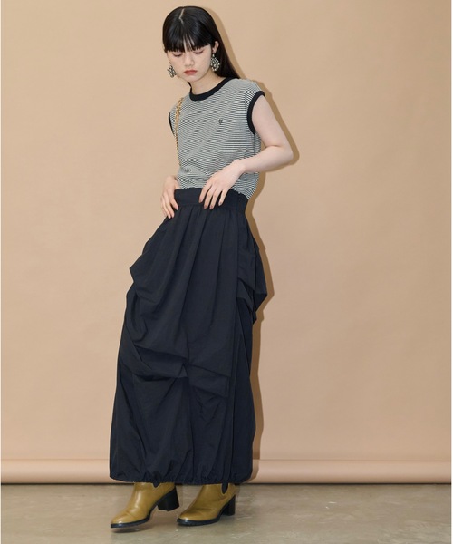 THE YOn（ザヨン）の「アシンメトリータックバルーンナイロンスカート（スカート・レディース・ブラック/アイボリー/カーキ・FREE）」の5枚目の写真