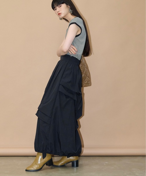 THE YOn（ザヨン）の「アシンメトリータックバルーンナイロンスカート（スカート・レディース・ブラック/アイボリー/カーキ・FREE）」の6枚目の写真