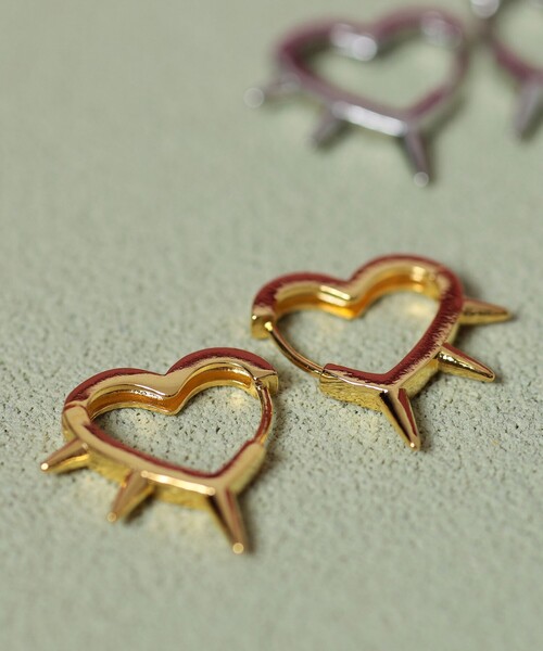 Ray BEAMS（レイビームス）の「Ray BEAMS / ナカオレ スタッズ ハート ピアス（ピアス（両耳用）・レディース・シルバー/ゴールド・ONE SIZE）」の4枚目の写真