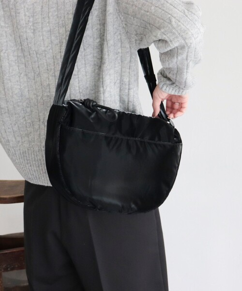 fredy emue（フレディエミュ）の「シャイニーハーフムーンショルダーバッグ（ショルダーバッグ・レディース・グレー/ブラック・FREE）」の2枚目の写真