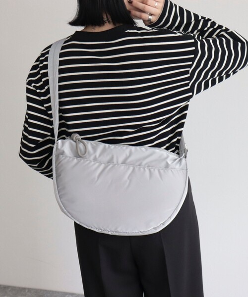 fredy emue（フレディエミュ）の「シャイニーハーフムーンショルダーバッグ（ショルダーバッグ・レディース・グレー/ブラック・FREE）」の4枚目の写真