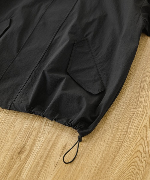 EMMA CLOTHES（エマクローズ）の「ワッシャーナイロン ビッグシルエットショートミリタリーブルゾン（ミリタリージャケット・メンズ・チャコールグレー/ブラック・M/L）」の4枚目の写真