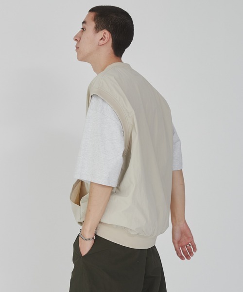 WEGO（ウィゴー）の「WEGO/ナイロンVネックベスト（ベスト・メンズ・ブラック/ベージュ・MEDIUM/LARGE）」の3枚目の写真