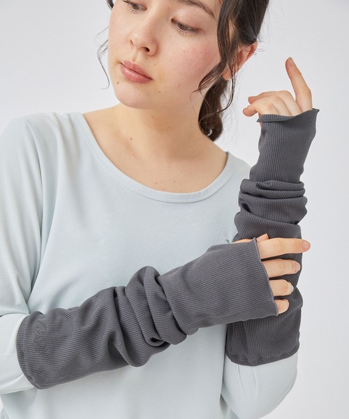NERGY（ナージー）の「【HIBIYA-KADAN×NERGY】UVリブアームカバー（手袋・レディース・チャコールグレー/カーキ・FREE）」の2枚目の写真