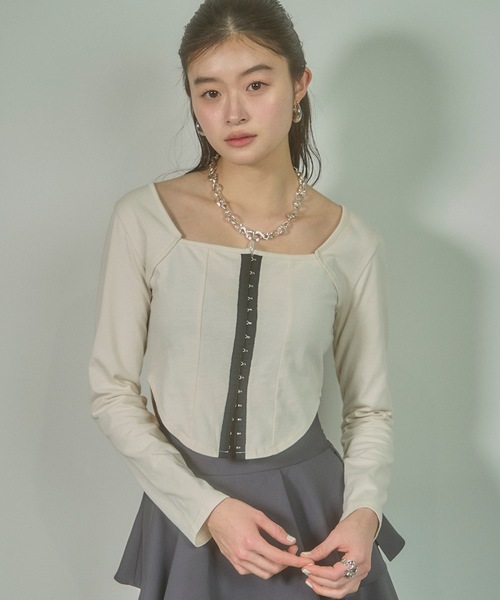 VIOLETTA(ヴィオレッタ)の「フロントホックラウンドヘムトップス(Tシャツ/カットソー・レディース・ブラック/ブルーグレー/オフホワイト/チャコールグレー・FREE)」の3枚目の写真
