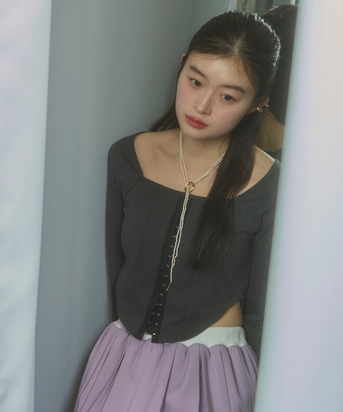 VIOLETTA(ヴィオレッタ)の「フロントホックラウンドヘムトップス(Tシャツ/カットソー・レディース・ブラック/ブルーグレー/オフホワイト/チャコールグレー・FREE)」の1枚目の写真