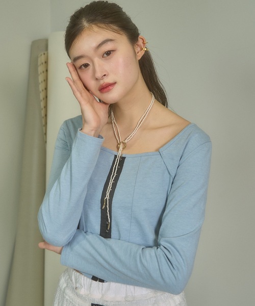 VIOLETTA(ヴィオレッタ)の「フロントホックラウンドヘムトップス(Tシャツ/カットソー・レディース・ブラック/ブルーグレー/オフホワイト/チャコールグレー・FREE)」の2枚目の写真