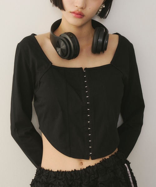 VIOLETTA(ヴィオレッタ)の「フロントホックラウンドヘムトップス(Tシャツ/カットソー・レディース・ブラック/ブルーグレー/オフホワイト/チャコールグレー・FREE)」の4枚目の写真