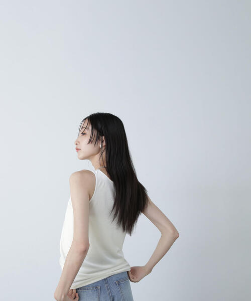 NATURAL BEAUTY BASIC（ナチュラルビューティーベーシック）の「◇ベロアアメスリトップス（タンクトップ・レディース・オフホワイト/ブラック/ベージュ・FREE）」の2枚目の写真