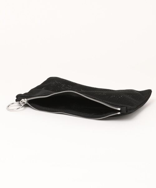A.P.C.(アーペーセー)の「TROUSSE REBOUND(ポーチ・メンズ・オフホワイト/ブラック・ONESIZE)」の3枚目の写真